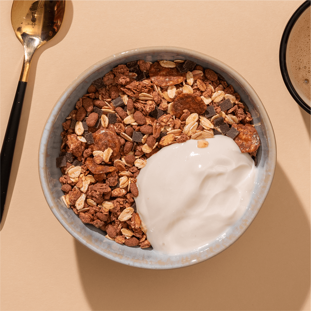 mymuesli Bio Favourite Chocolate Müsli Paket mit Chocolate Müsli, hier in Schale mit Joghurt