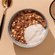 mymuesli Bio Favourite Chocolate Müsli Paket mit Chocolate Müsli, hier in Schale mit Joghurt