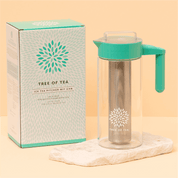 Tree of Tea Ice Tea Pitcher mit Sieb neben der Verpackung