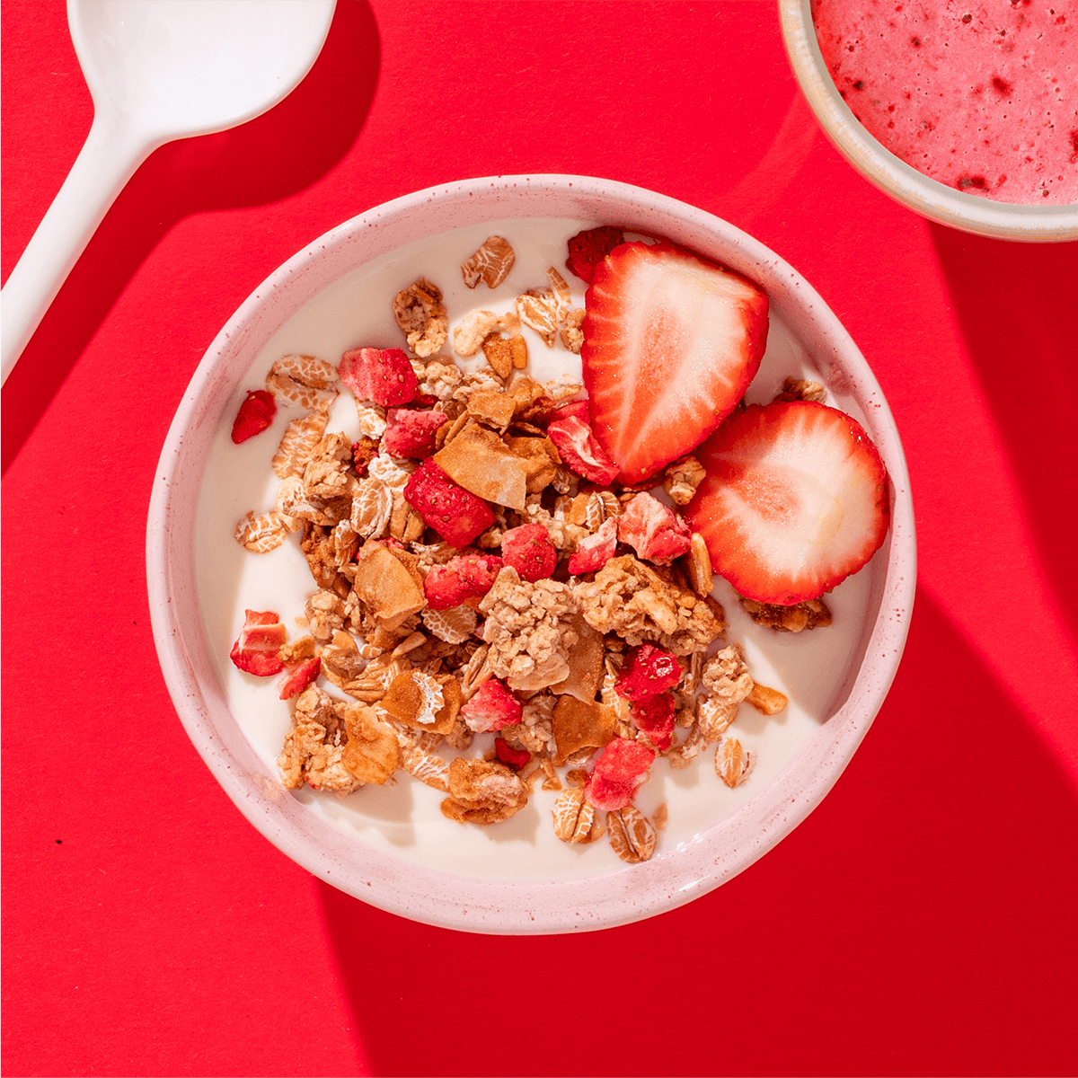 mymuesli Bio Pink Strawberry Crunchy mit  Almond Granola und Erdbeeren