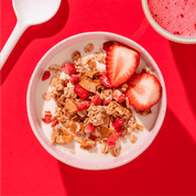 mymuesli Bio Pink Strawberry Crunchy mit  Almond Granola und Erdbeeren