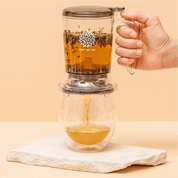 Tree of Tea Tea Maker füllt Tee ins Glas