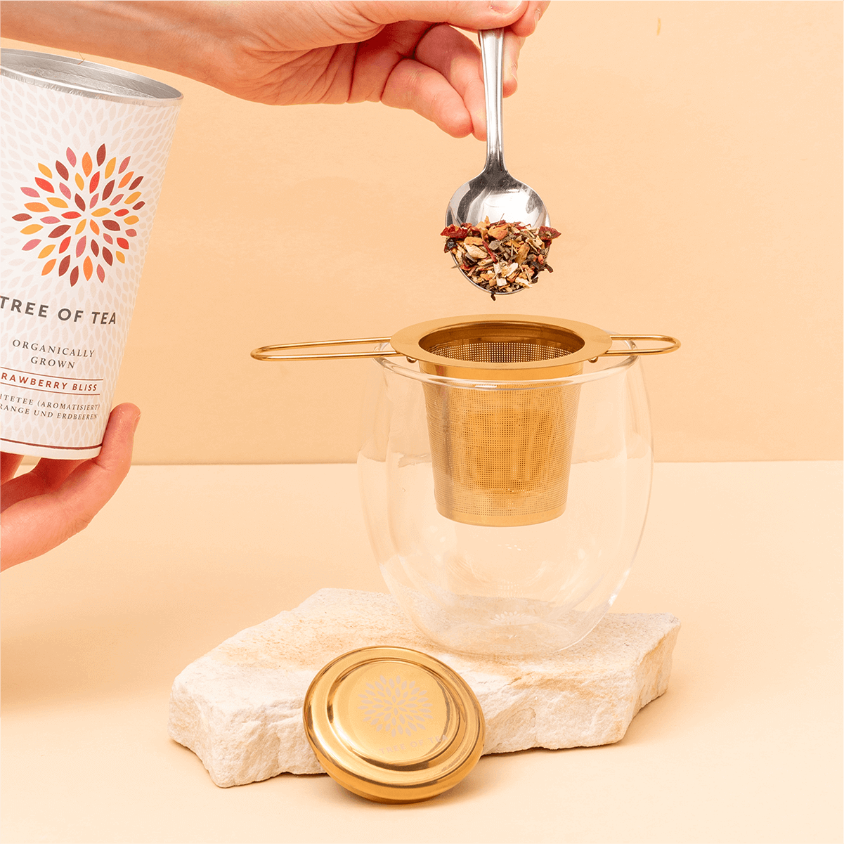 Tee wird in das Tree of Tea Teesieb gefüllt