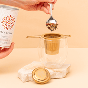 Tee wird in das Tree of Tea Teesieb gefüllt
