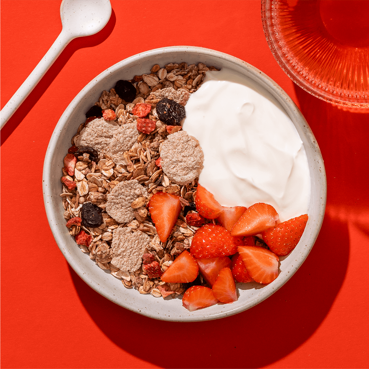 mymuesli Bio Strawberry Acai Granola mit Joghrut und frischen Erdbeeren in Schale