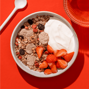 mymuesli Bio Strawberry Acai Granola mit Joghrut und frischen Erdbeeren in Schale