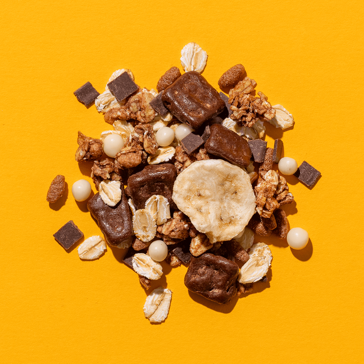 mymuesli Bio Choco Banana Müsli Zutaten  mit getrocknete Bananenscheiben und Schokoladenstücke