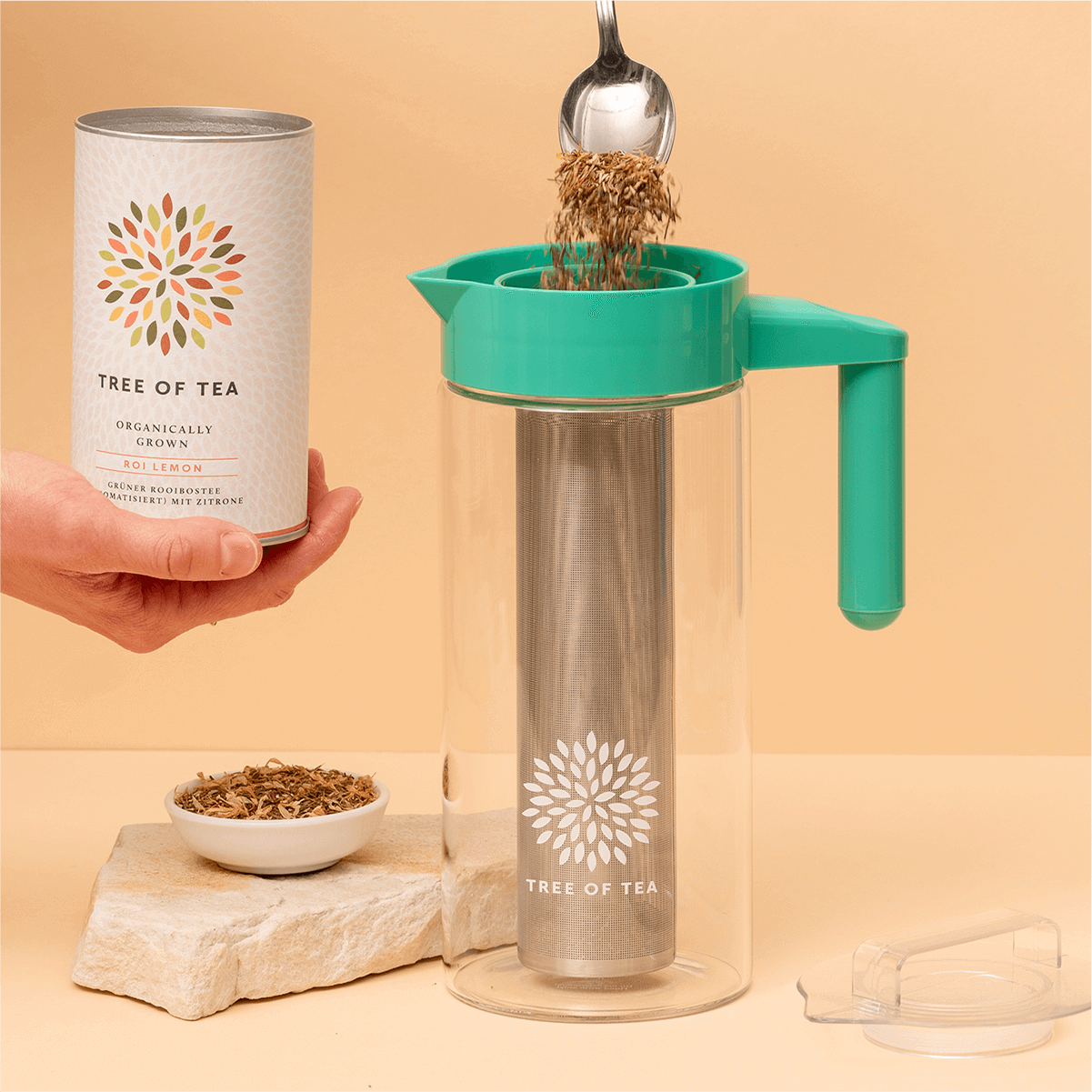 Tree of Tea Ice Tea Pitcher mit Sieb wird mit Tee befüllt