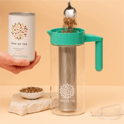 Tree of Tea Ice Tea Pitcher mit Sieb wird mit Tee befüllt