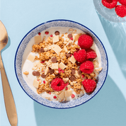 mymuesli Bio Raspberry Yoghurt Cookie Müsli mit Mini Cheesecake Keksen, Vollmilch Schokolade, Hauchzarte Joghurtplättchen und gefriergetrocknete Himbeeren