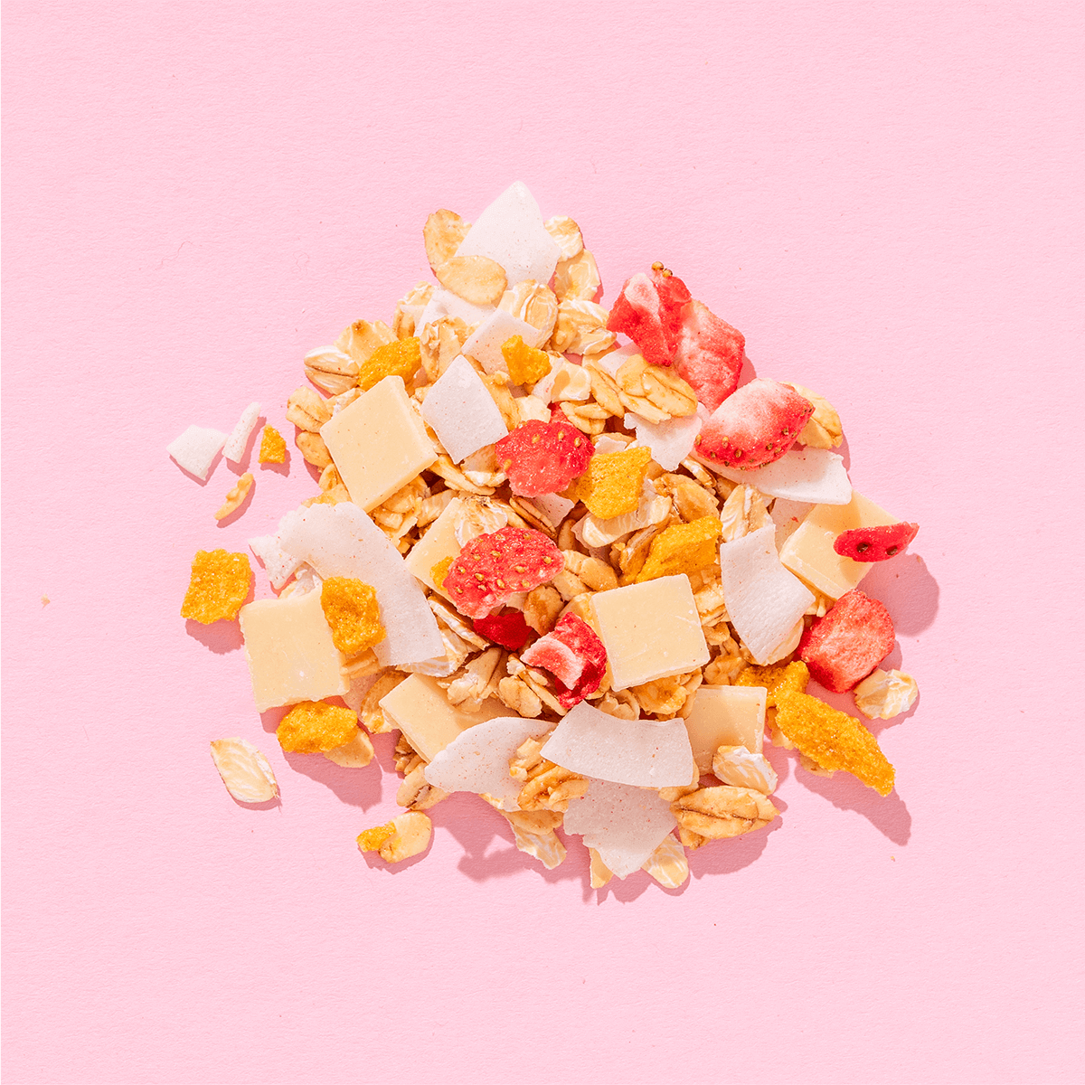 mymuesli Bio Sommer Müsli besteht aus Granola Crunchy, Joghrutplättchen, Kokochips, Apfelmaracuja Granulat, Kokosrasperln und Erdbeeren