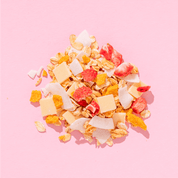 mymuesli Bio Sommer Müsli besteht aus Granola Crunchy, Joghrutplättchen, Kokochips, Apfelmaracuja Granulat, Kokosrasperln und Erdbeeren