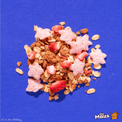 Mymuesli bio Superelefanten-Müsli Zutaten von oben mit Erdbeeren und pinken Sternen.