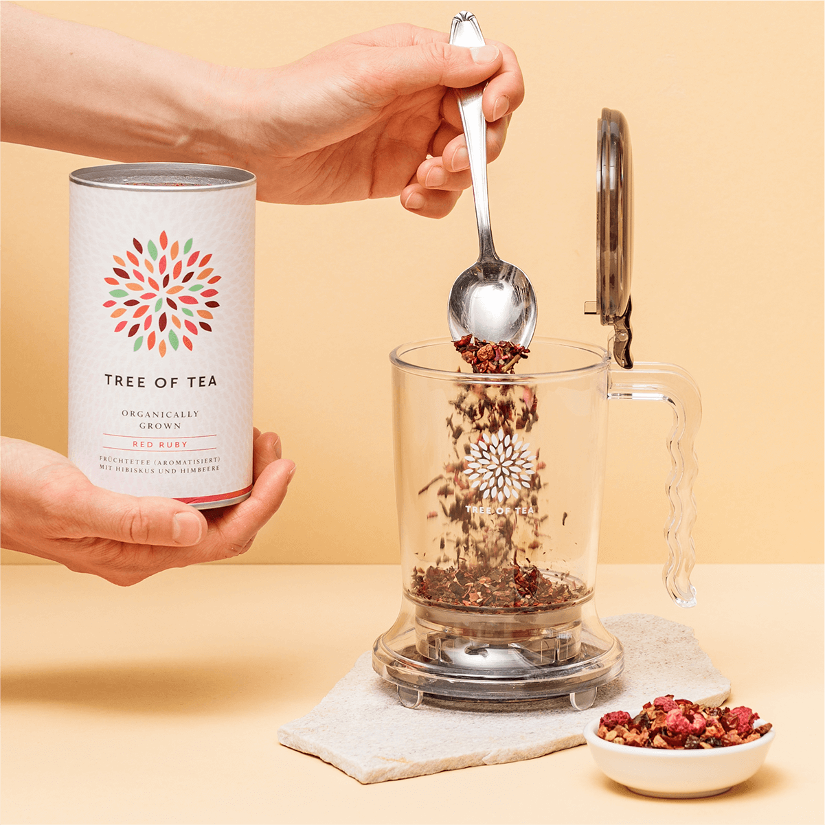 Loser Tee wird in den Tree of Tea Tea Maker gefüllt