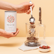 Loser Tee wird in den Tree of Tea Tea Maker gefüllt