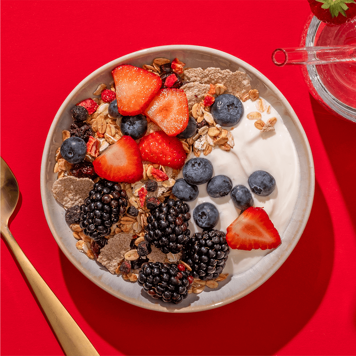 mymuesli Blackberry Granola Müsli in der Schüssel mit Joghurt und Beeren
