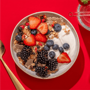 mymuesli Blackberry Granola Müsli in der Schüssel mit Joghurt und Beeren