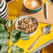 mymuesli Bio Super Choc Müsli zum Früchstück mit Milch und Kaffee