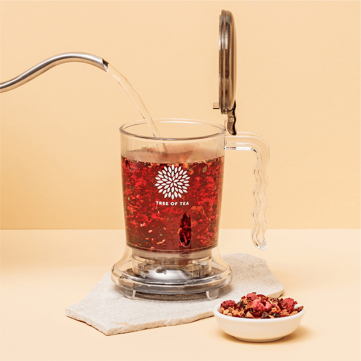 Der Tree of Tea Tea Maker wird mit Wasser aufgefüllt