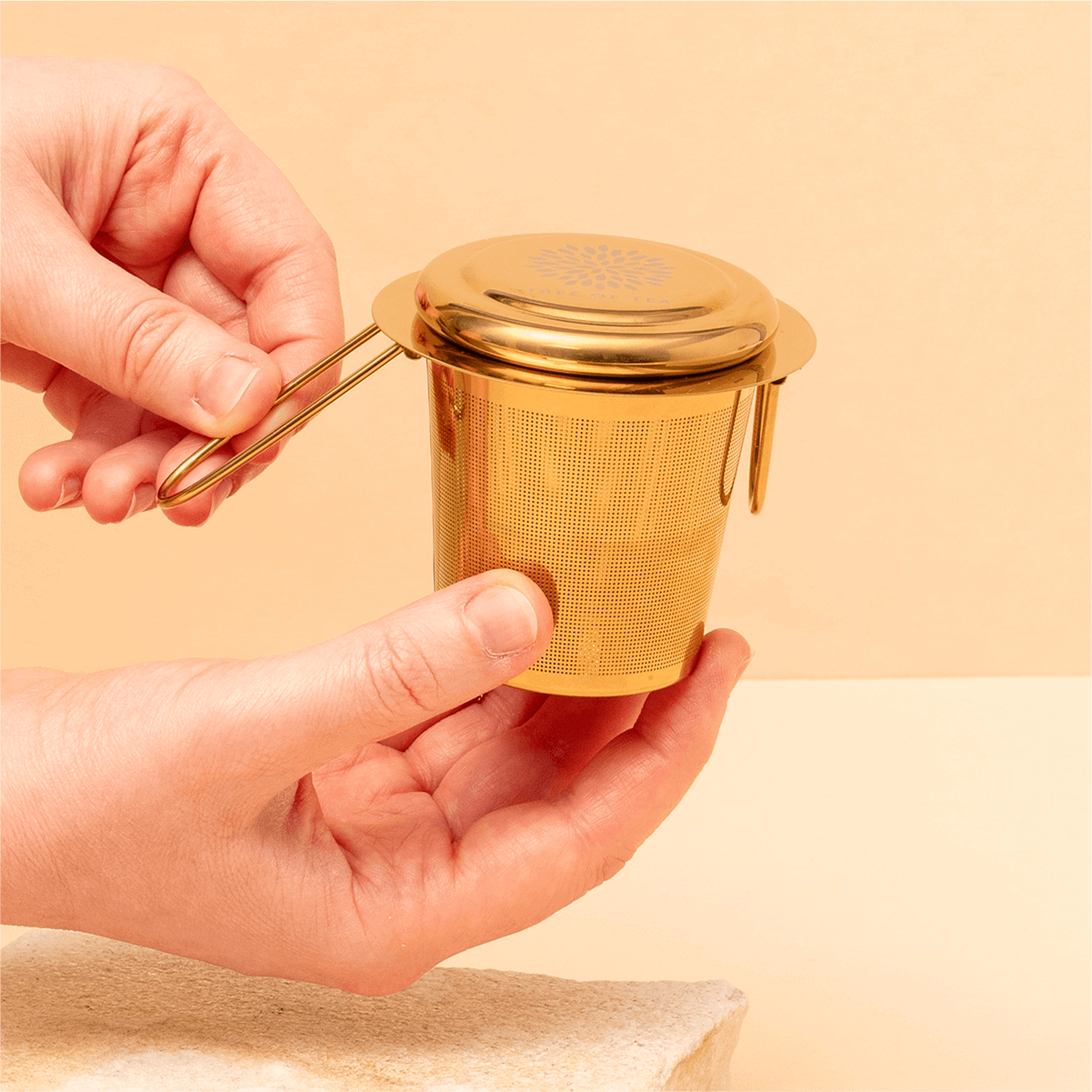 Tree of Tea Teesieb in der Hand