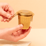 Tree of Tea Teesieb in der Hand