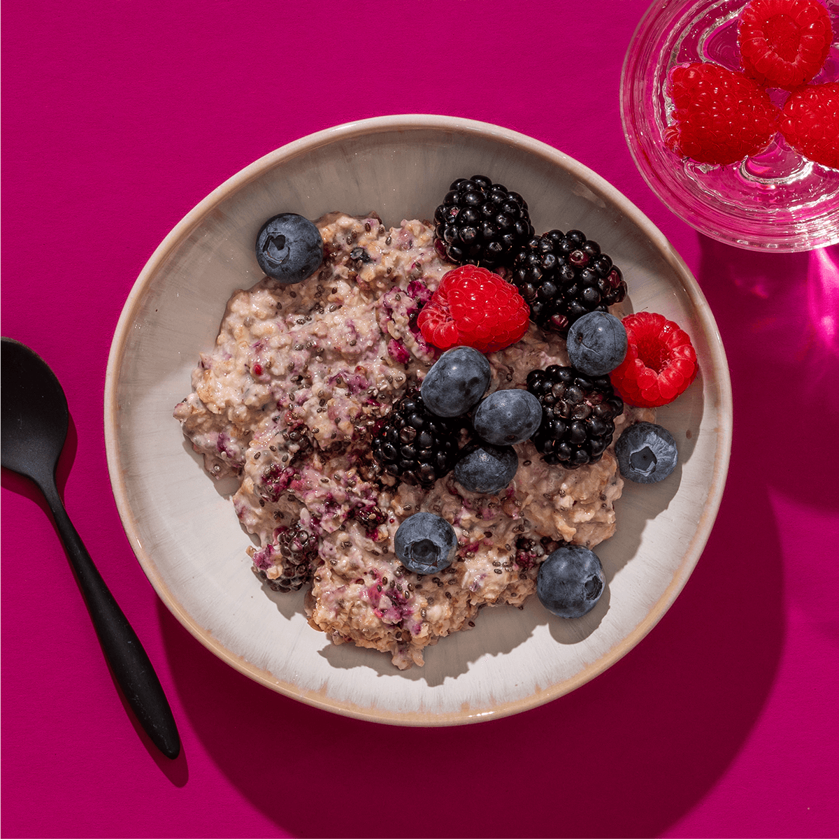 mymuesli Bio Wildberry Chia Porridge in Schale mit frischen Beeren