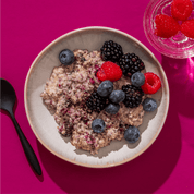 mymuesli Bio Wildberry Chia Porridge in Schale mit frischen Beeren