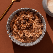 mymuesli Bio Chocolate Brownie Porridge in Schale mit Schoko Soße