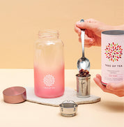 Tree of Tea Ice Tea Bottle, rosa wird mit Tee befüllt