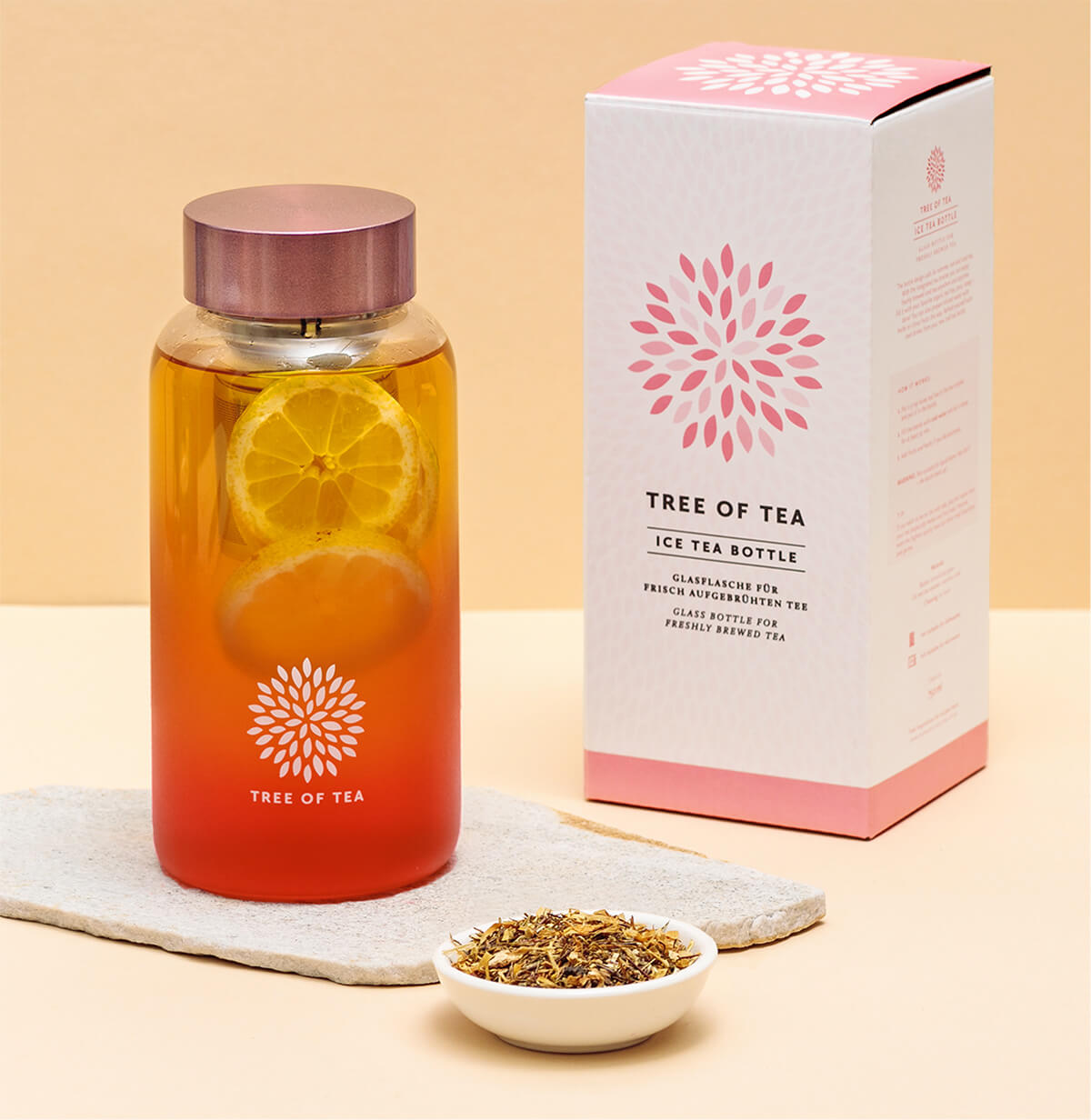 Tree of Tea Ice Tea Bottle, rosa mit Tee und Zitronenscheiben gefüllt