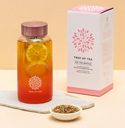 Tree of Tea Ice Tea Bottle, rosa mit Tee und Zitronenscheiben gefüllt