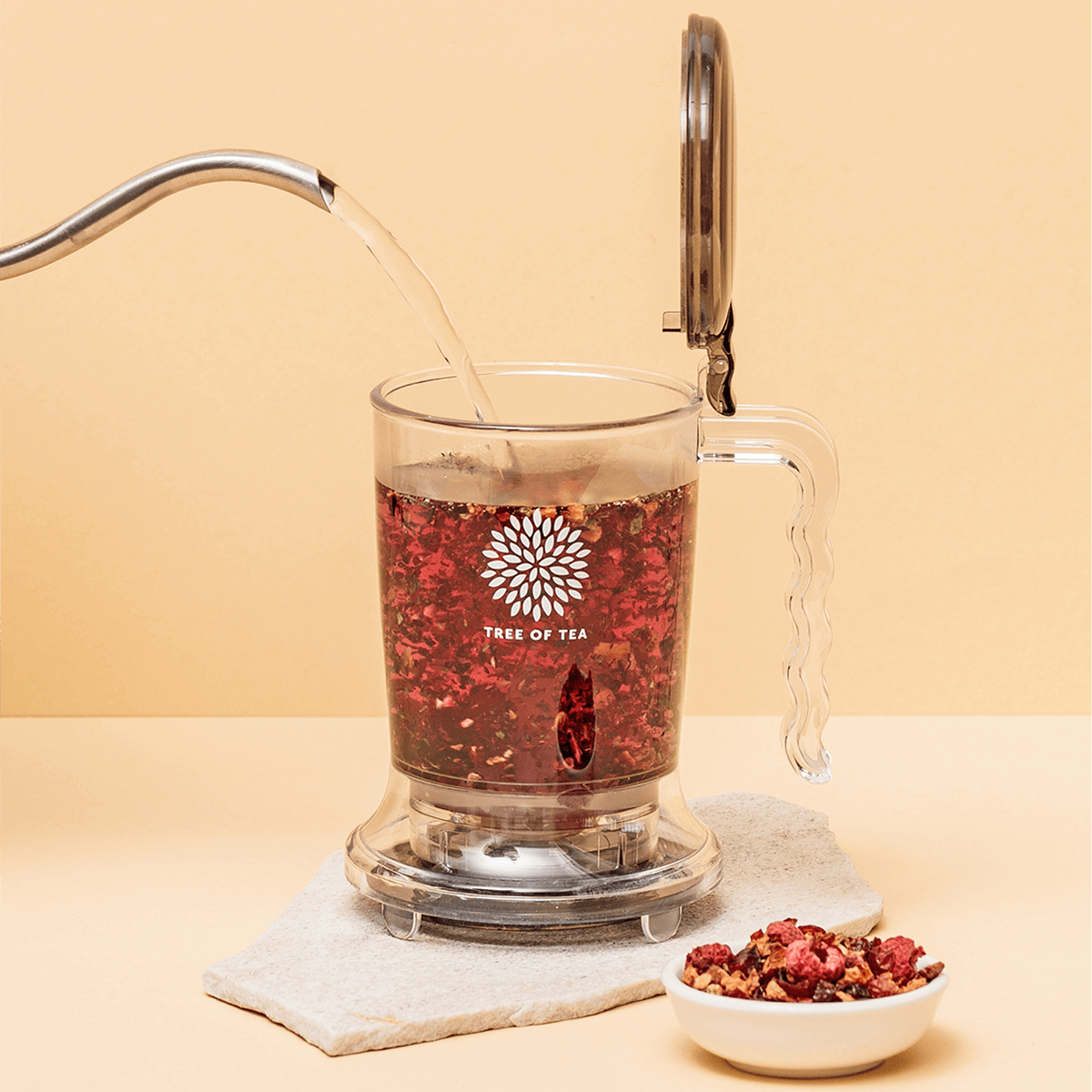 Tree of Tea Tea Maker wird mit Wasser aufgegossen