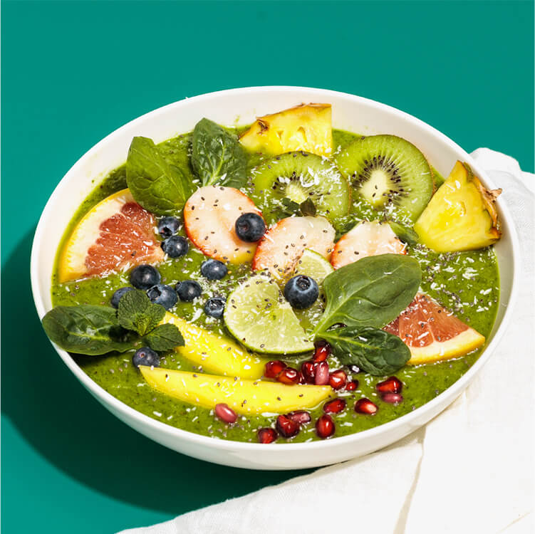 Green Smoothie Bowl mit Beeren, Kiwi und Limetten