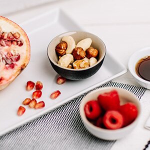 Himbeeren und Nüsse
