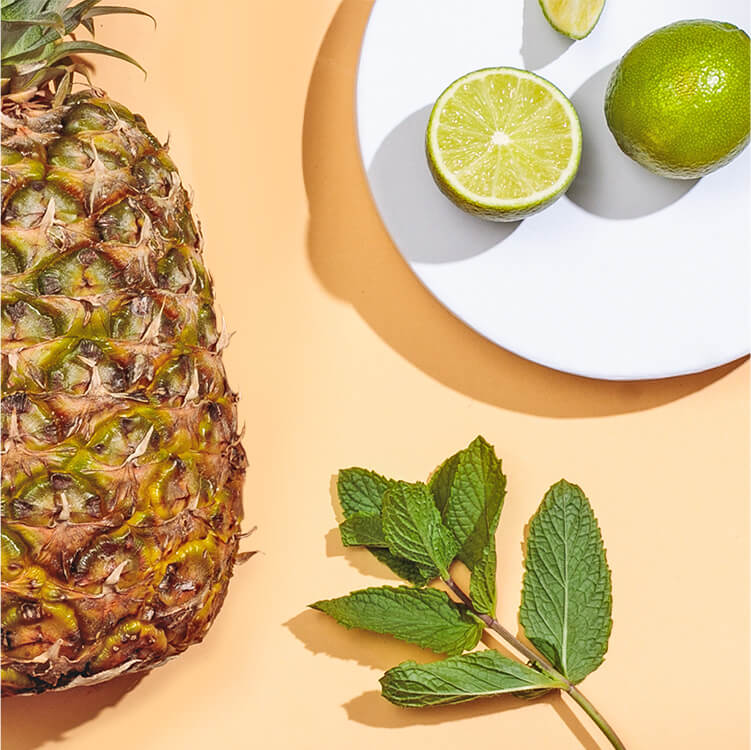 Limetten, Minze und eine Ananas