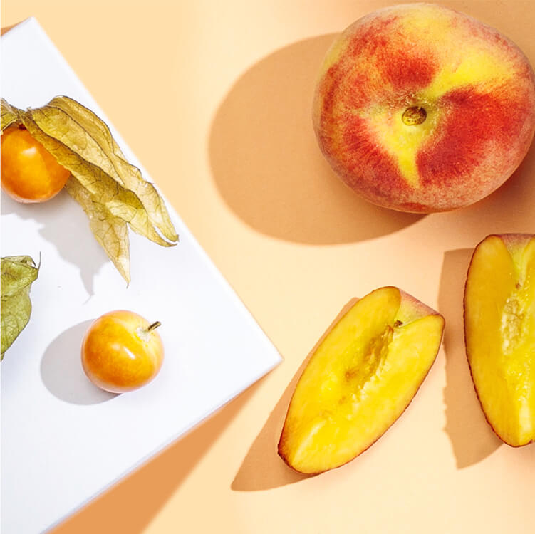 Pfirsische und Physalis auf einem Teller