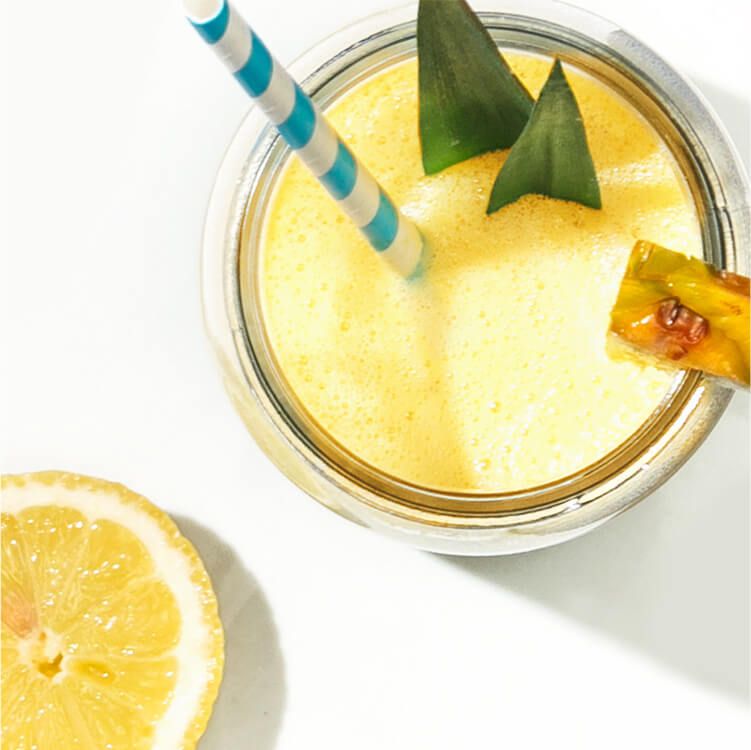 Ananas Passionsfrucht Smoothie mit einer halben Zitrone