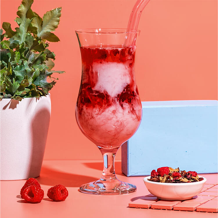 Pink Drink mit Himbeeren daneben