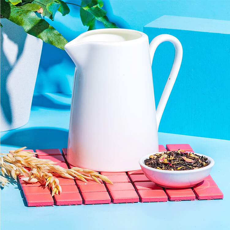 Tee in einer Schüssel und eine Kanne Milch daneben