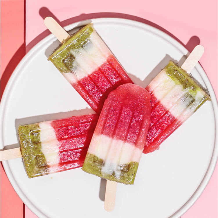 Popsicle-Eis mit Wassermelone auf einem Teller 