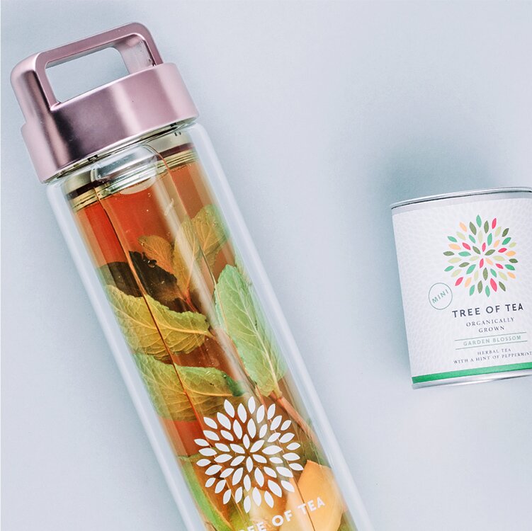 Garden2go in einer Flasche mit einer Teedose daneben