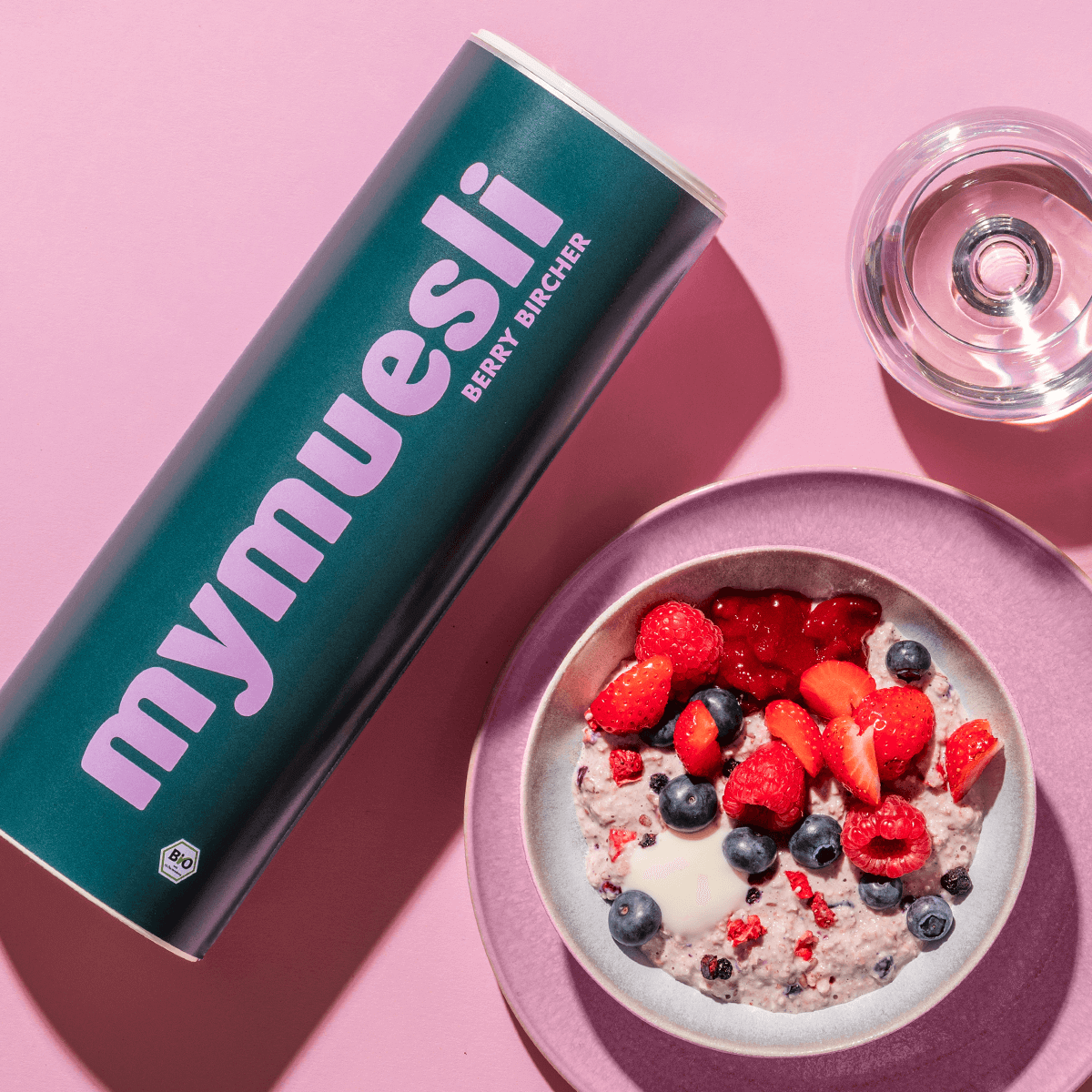 mymuesli Berry Bircher Dose mit Schale daneben