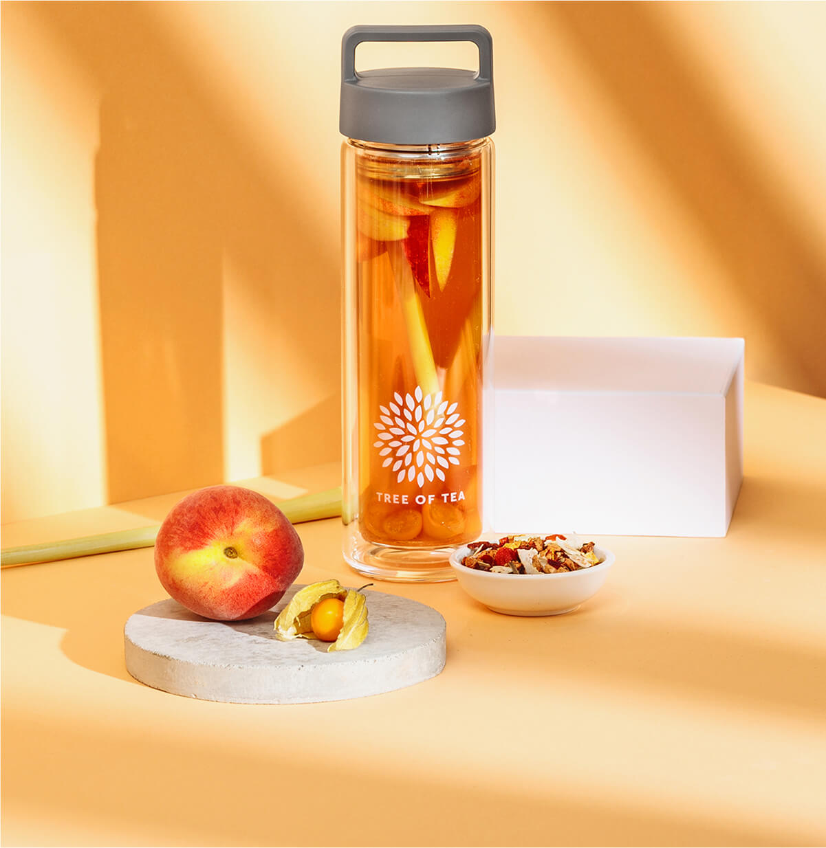 Peachy2go in einer Flasche mit Pfirsich daneben