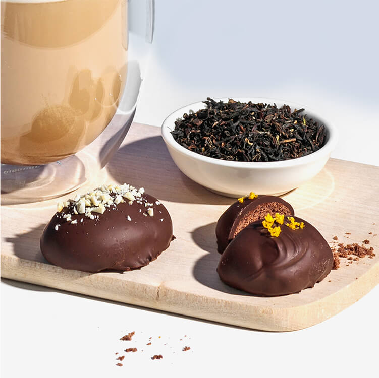 Lebkuchen und dahinter Tee in einer Schale