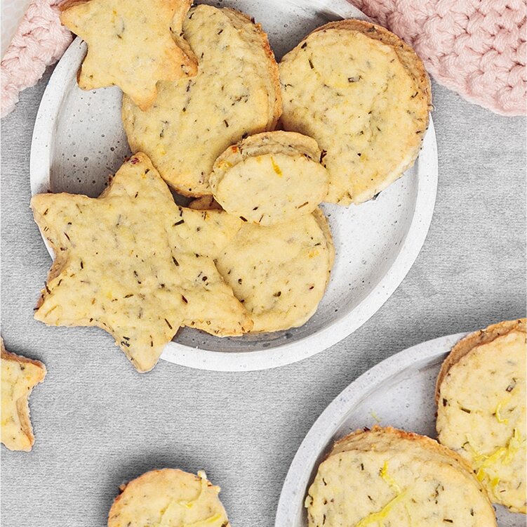 Lemon Christmas Cookies auf einem Teller