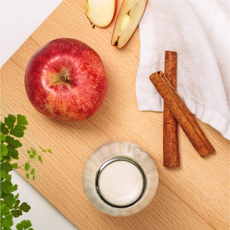 Ein Apfel und Zimtstangen