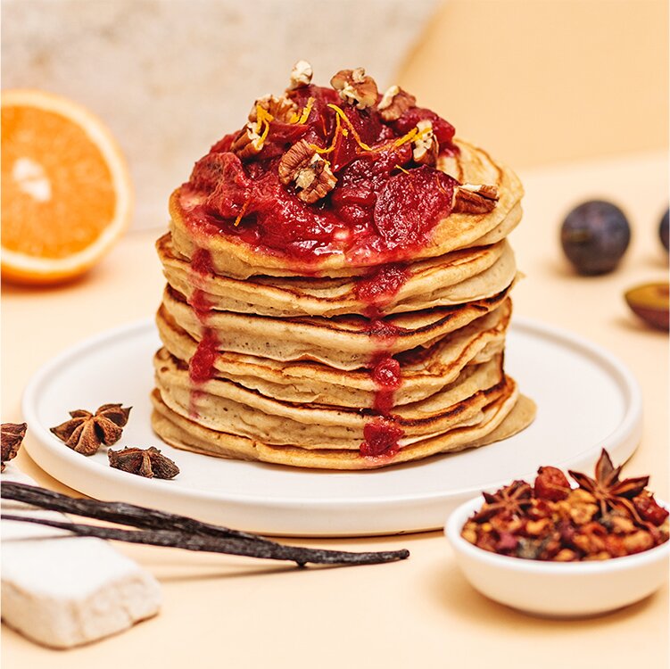 Pancakes mit Pflaumenkompott mit Gewürzen daneben