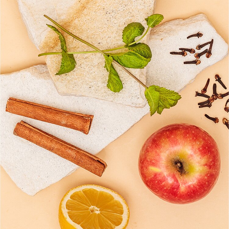 Apfel, eine halbe Zitrone, Zimstangen und Tee