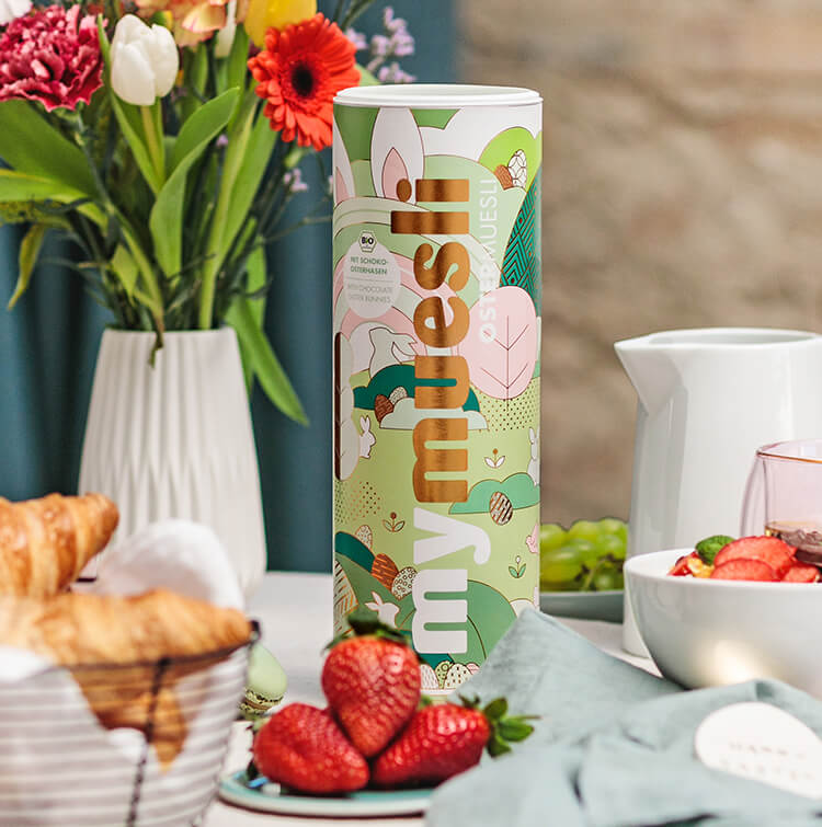 mymuesli Oster Muesli Dose mit buntem Osterhasen Design auf dem Osterfruehstueckstisch