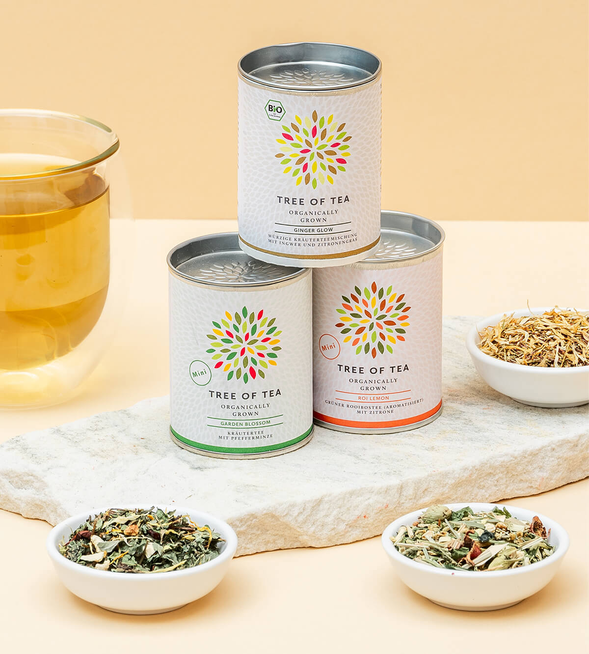 Drei kleine gestapelte Tree of Tea Teedosen 